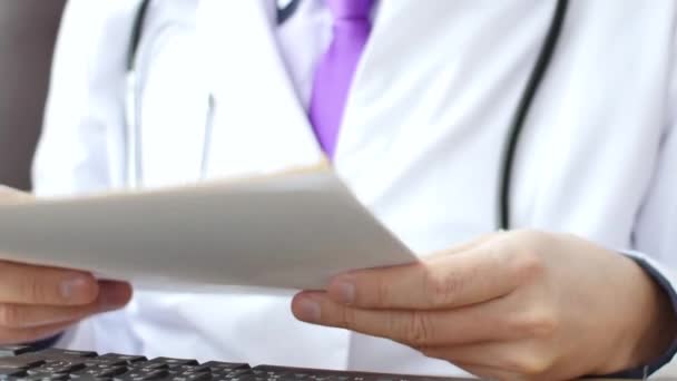 Lääkäri työskentelee kannettavan tietokoneen kaapissa ja klikkaamalla tietokoneen hiiri — kuvapankkivideo