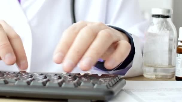 Médecin travaillant sur ordinateur portable dans son cabinet et en cliquant sur la souris d'ordinateur — Video