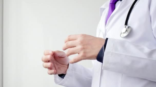Доктор что-то объясняет, делая жесты руками. . — стоковое видео