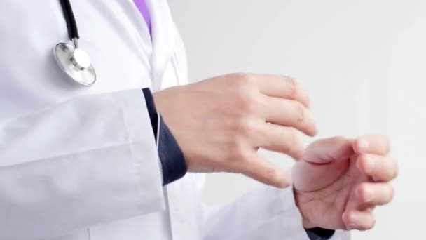 En läkare förklara något av händer gester. — Stockvideo