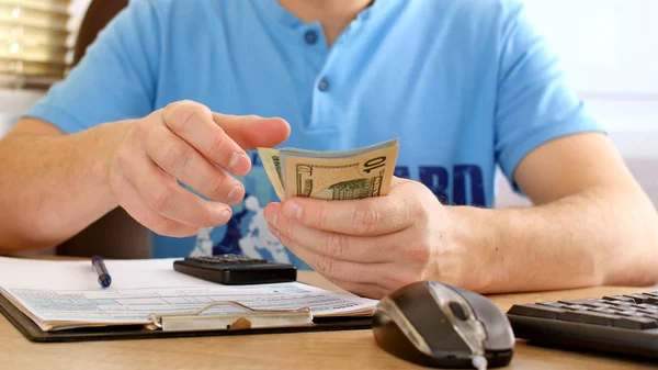 Homme Shirt Bleu Comptant Les Dollars Remplissant Formulaire Impôt Calcule — Photo