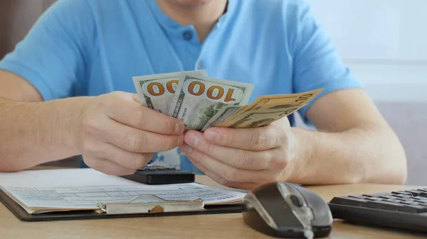 Mannen Blå Shirt Räknar Dollar Och Fylla Formulär Han Beräkna — Stockfoto