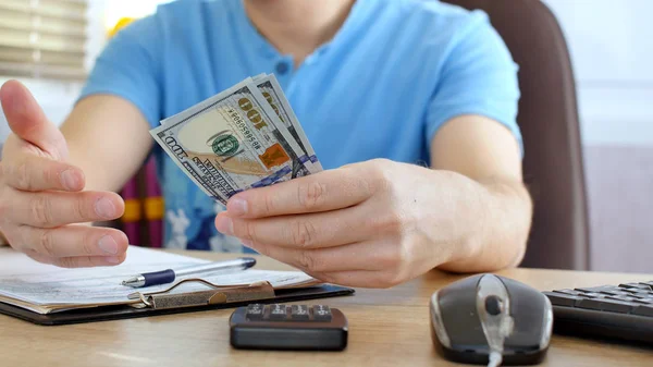 Hombre Camiseta Azul Explicando Algo Haciendo Gestos Con Las Manos — Foto de Stock