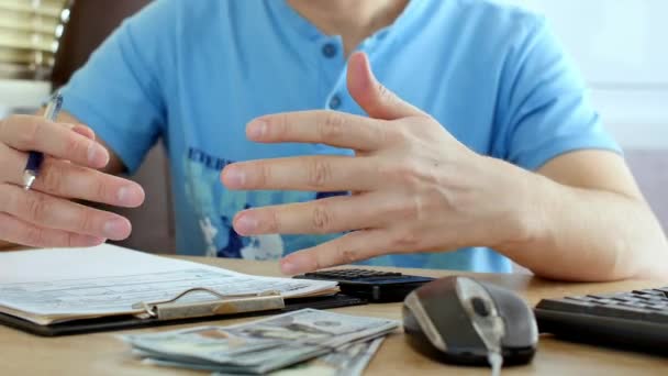 Hombre Camiseta Azul Explicando Algo Haciendo Gestos Con Las Manos — Vídeo de stock