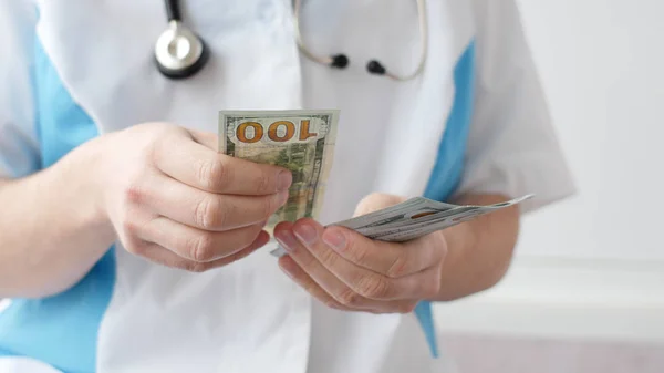 Médecin Sexe Masculin Comptant Des Billets Cent Dollars Gros Plan — Photo