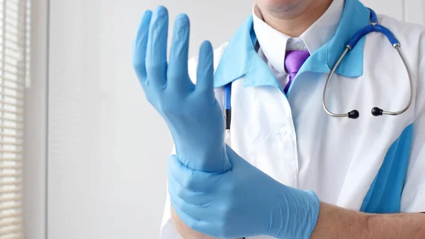 Médico Con Guantes Látex Azul —  Fotos de Stock