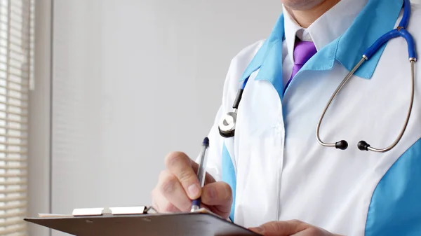 Ein Arzt Füllt Medizinische Formulare Auf Einem Klemmbrett Aus Nahaufnahme — Stockfoto