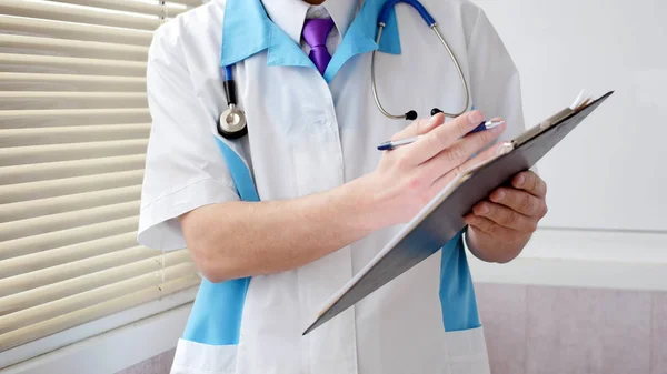 Ein Arzt Füllt Medizinische Formulare Auf Einem Klemmbrett Aus Nahaufnahme — Stockfoto