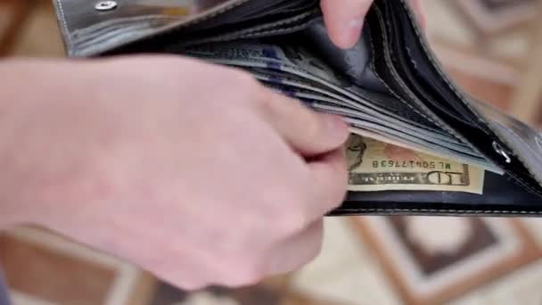 Portefeuille avec dollars américains à l'intérieur . — Video