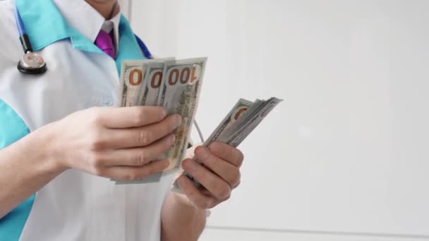 Yüz dolarlık banknot sayma erkek tıp doktoru — Stok video
