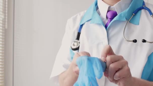 Médico que usa luvas de látex . — Vídeo de Stock
