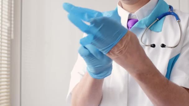Lekarz medycyny, noszenia rękawic lateksowych. — Wideo stockowe