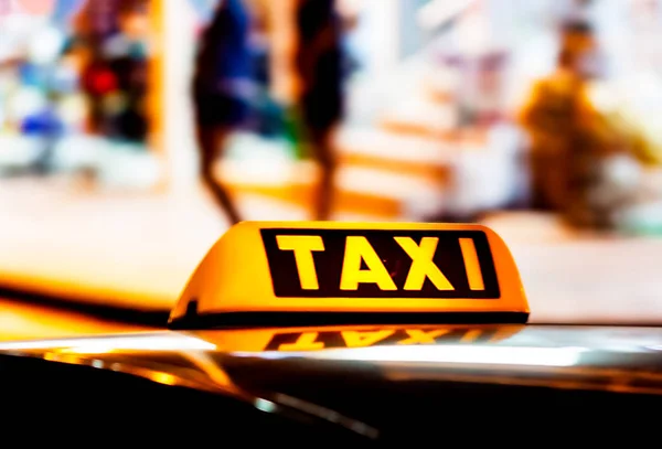 Belyses Med Gul Taxi Taxi Skylt Ett Biltak Natten — Stockfoto