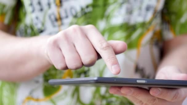 Modern dijital tablette insan eli ekrana dokunuyor. — Stok video