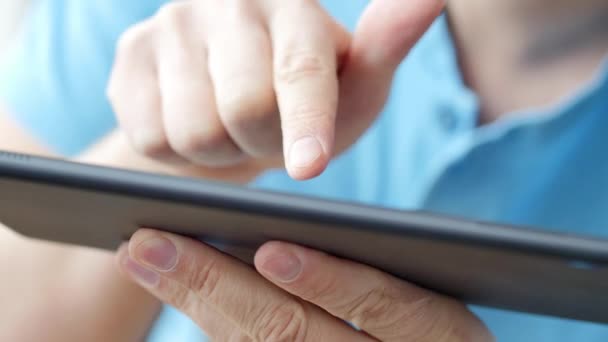 Man Hand Touchscreen auf modernen digitalen Tablet-PC. — Stockvideo