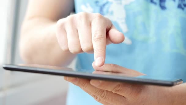 Hombre mano tocando la pantalla en la tableta digital moderna PC. — Vídeos de Stock