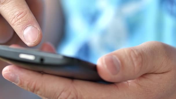 Muž Pomocí Aplikací Mobilní Dotykový Smartphone Koncept Moderních Technologií Nakupování — Stock video