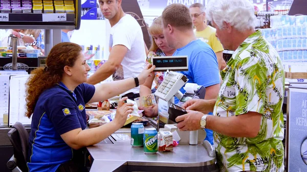 Clientes que pagan por comprar en un supermercado — Foto de Stock