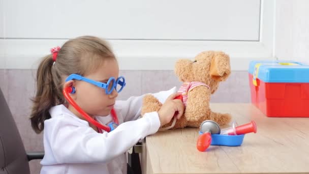 Dziecko dziewczyna gra lekarza — Wideo stockowe