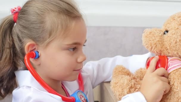 Çocuk kız doktor oynuyor — Stok video
