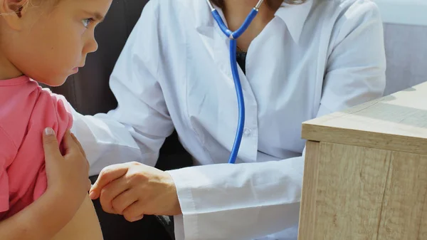 O pediatra examina a criança . — Fotografia de Stock