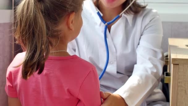 Pediatr zkoumá dítě. — Stock video