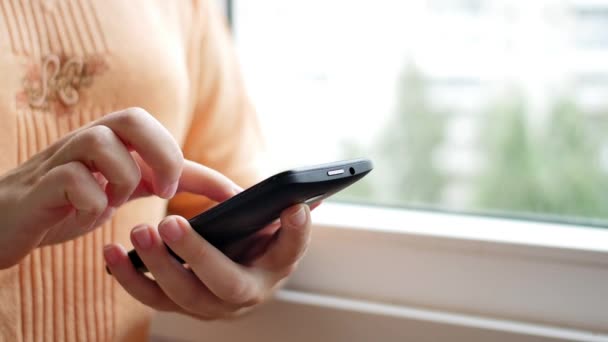 Primo piano di giovani mani donna digitando sms — Video Stock