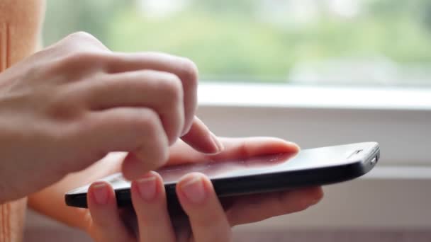 Közelkép fiatal nő kezét gépelés sms — Stock videók