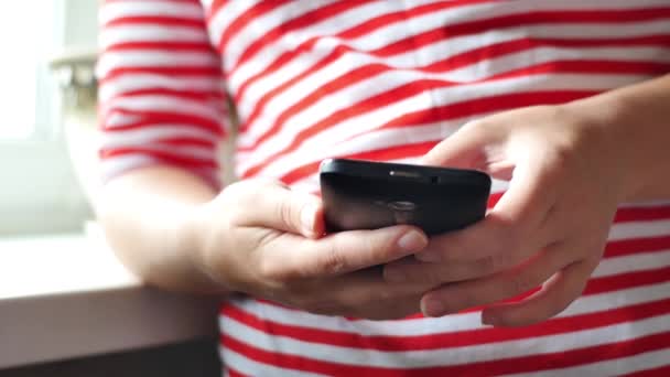 Primo piano di giovani mani donna digitando sms — Video Stock