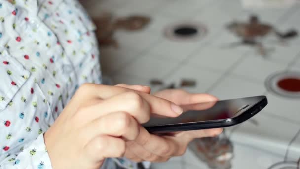 SMS yazan genç kadın ellerine yakın çekim — Stok video