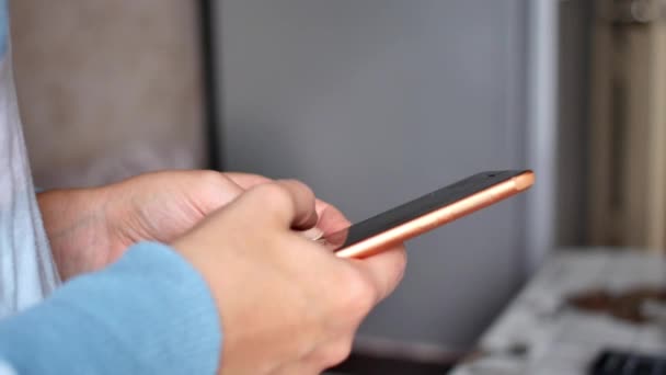 Close-up of young woman hands typing sms — Stock Video