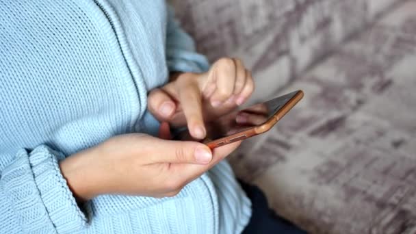 Primer plano de las manos de la mujer joven escribiendo sms — Vídeo de stock