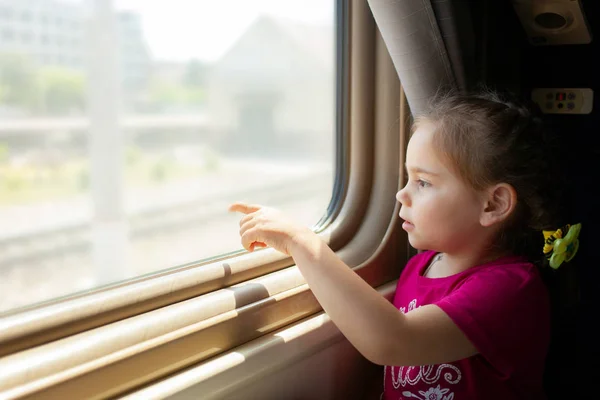 Ευτυχισμένο κοριτσάκι που ταξιδεύει με τρένο. — Φωτογραφία Αρχείου