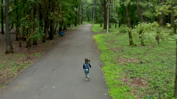 Trevlig liten flicka som kör till sin mamma. — Stockvideo