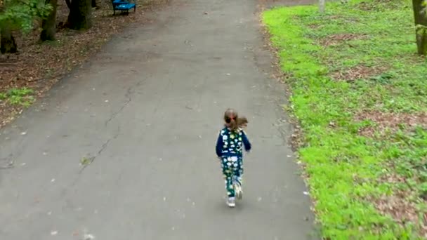 Mooi klein meisje loopt naar haar moeder. — Stockvideo