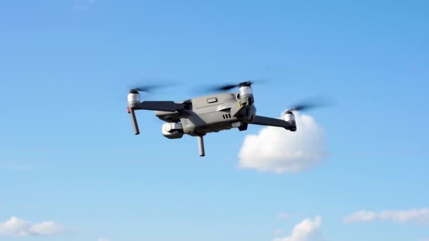Quadcopter drone tegen de blauwe lucht. — Stockvideo