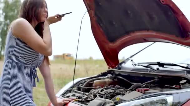 Mladá žena má potíže se zlomeným autem. — Stock video