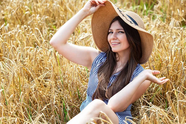 Joven hermosa mujer descansando en el campo de oro de trigo —  Fotos de Stock