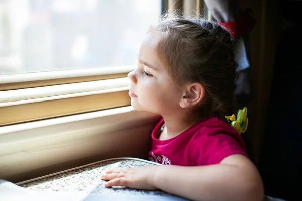 Felice bambina che viaggia in treno. — Foto Stock