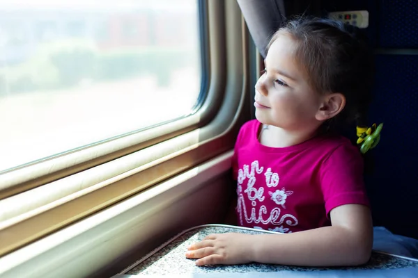 Trenle seyahat eden mutlu küçük kız.. — Stok fotoğraf