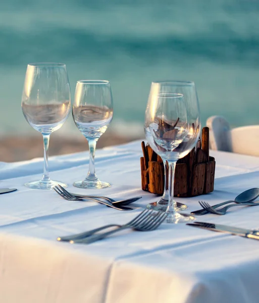 Servieren zum romantischen Abendessen am Strand bei Sonnenuntergang — Stockfoto