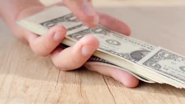 Persoon die dollarbiljetten in handen heeft. Steek geld. Rich Man. — Stockvideo