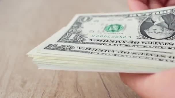 手にドル紙幣を数える人。金の縫い目金持ち. — ストック動画