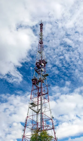 Torre de telecomunicações com muitas antenas contra o céu azul — Fotografia de Stock