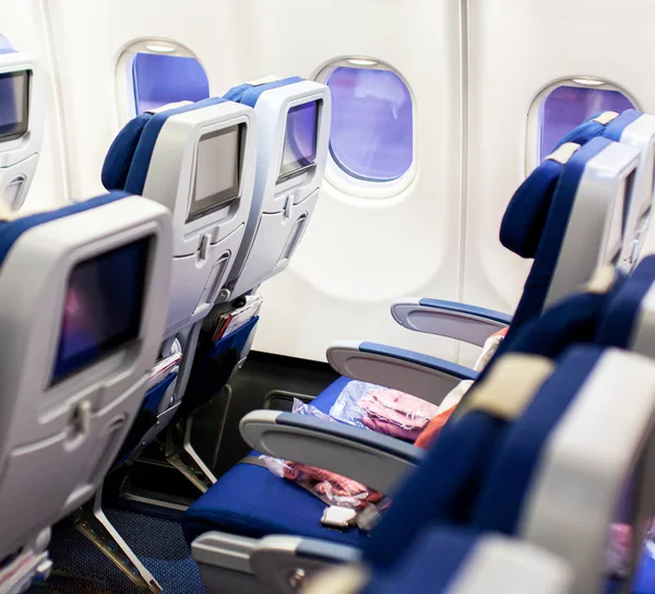 Εσωτερικό αεροσκάφους με καθίσματα και λευκές οθόνες αφής. — Φωτογραφία Αρχείου