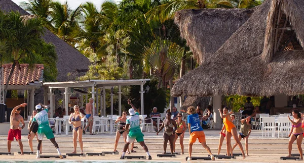 Animación en hotel tropical cerca de piscina —  Fotos de Stock