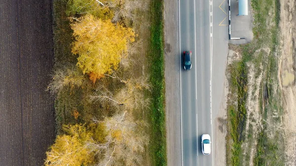 Vista aérea dos carros que conduzem na estrada do outono do país — Fotografia de Stock