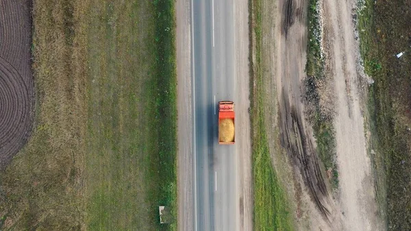 Vue aérienne du dessus depuis un drone sur un camion lourd avec du sable — Photo