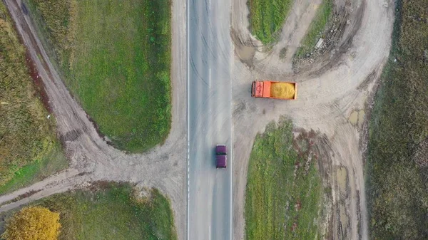 Vue aérienne du dessus depuis un drone sur un camion lourd avec du sable — Photo