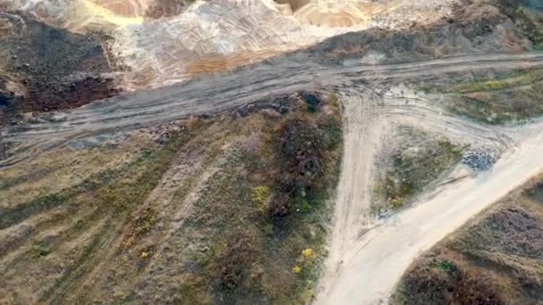 Kum kariyerinin içindeki kazıcı yükleyicisinin hava görüntüsü. — Stok video